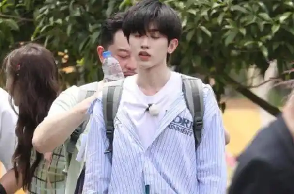 《奔跑吧》上演睡衣秀,蔡徐坤自我保护意识充足,张翰让人怀疑_麒麟