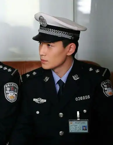 朱一龙帅气制服造型小合集,军装在身,挺拔身姿