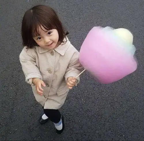 1,小男孩和小女孩喝饮料的情侣头像2022可爱萌娃头像:小女孩嘟嘟嘴喝