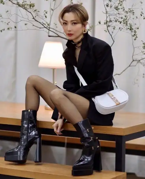 郑秀文大秀照片,脚上踩着一双恨天高跟,修长的双脚搭配黑色丝绸