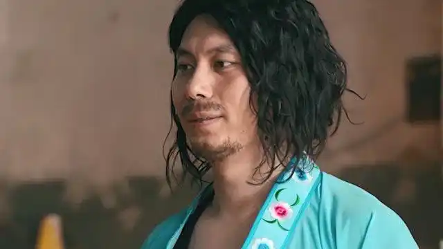 影视艾伦爆笑场面,大春抬腿:王老师,你看我鞋好看吗?