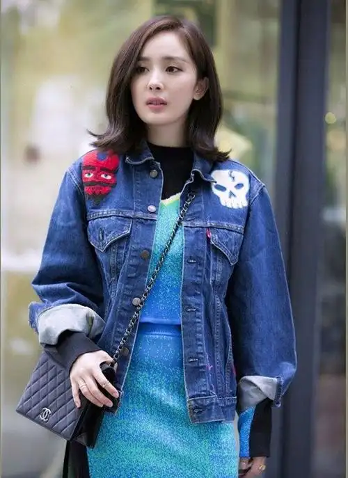 牛仔外套是秋冬备受关注的经典单品,杨幂教你怎样穿好看