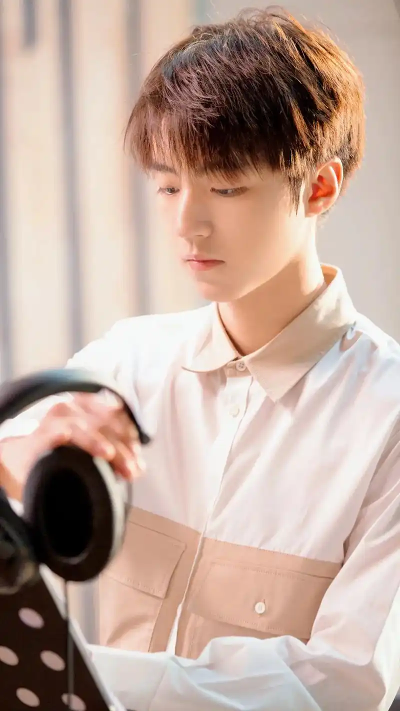 手机锁屏壁纸 #王俊凯让人心动的n个瞬间 王俊凯壁纸 - 抖音