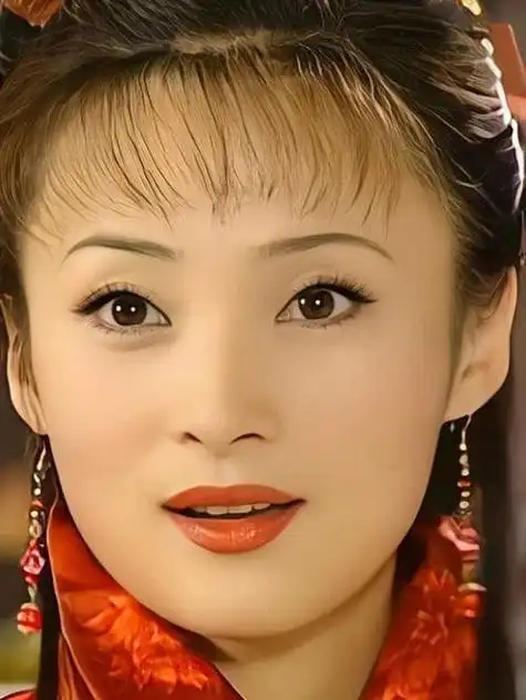 蒋勤勤是一位有着天生美人胚子的女星,她的五官精致饱满,不需要瓜子脸