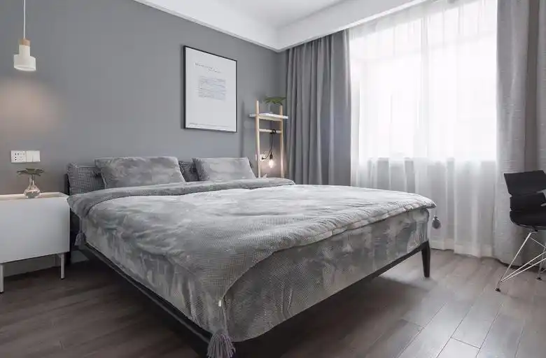 主卧以灰色系为主,舒适的睡眠环境.