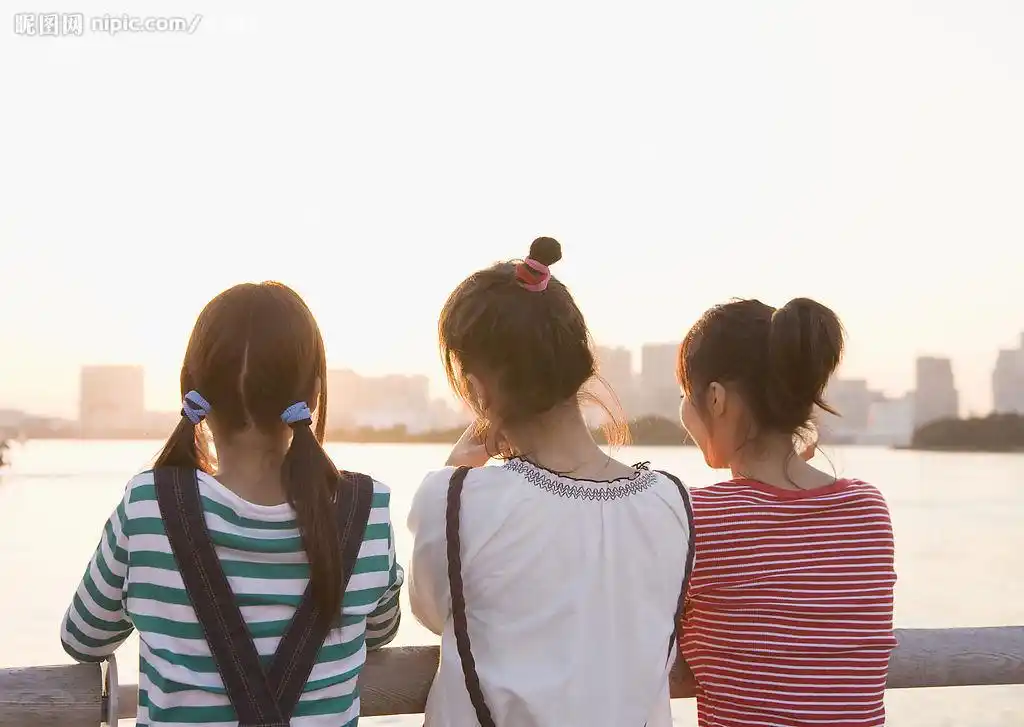 求3人用的闺蜜头像,要每张都有三人的