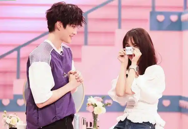 mike连续两期筐瓢,面对沈月素颜无力抵抗,到头来还被吴昕嫌弃_节目