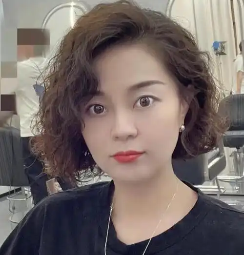 四十岁的女人烫什么发型好看