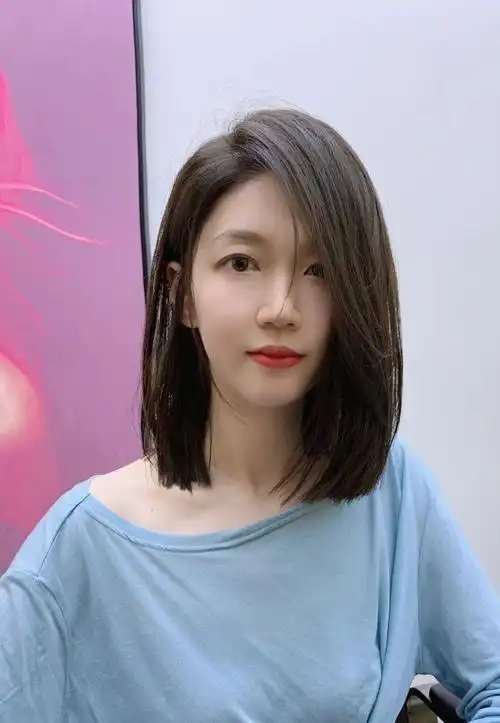 不建议剪太短的头发,可以试试锁骨发型,三七分的锁骨发很瘦脸又很性感