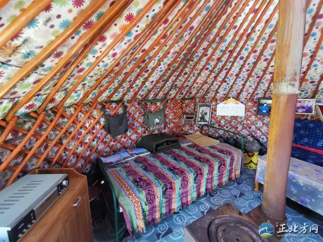 图门父亲的蒙古包内景