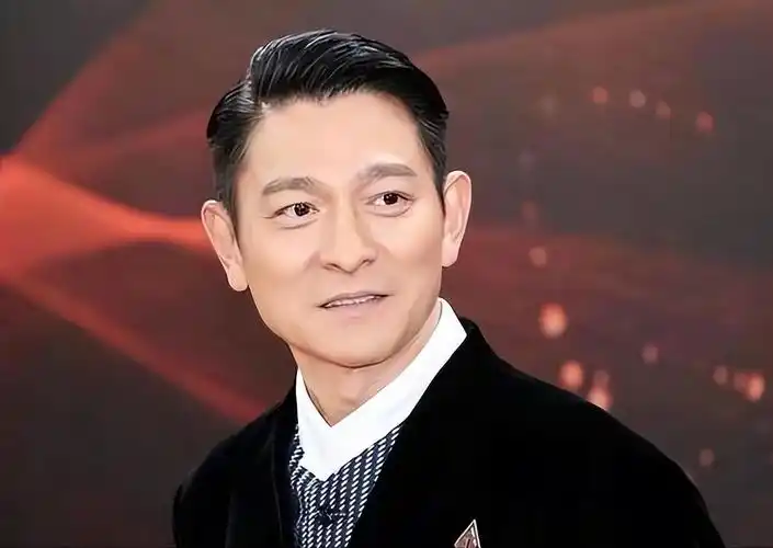 刘德华演唱会突然跪拜伴舞,演员闻宠若惊立马跪拜回礼,太真诚!