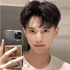 长脸型的男生是不适合剪中分发型的会让你的脸显得更长其他的椭圆形