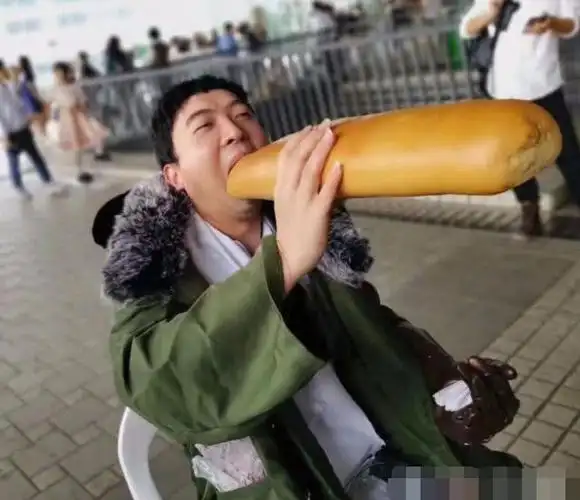 牛人再现"王思聪吃热狗"加长版!看到面包的长度,我沉默了