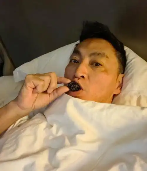 何家劲对待生活的积极态度令人敬佩.