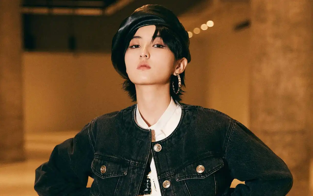 张子枫酷飒黑色系高清桌面壁纸