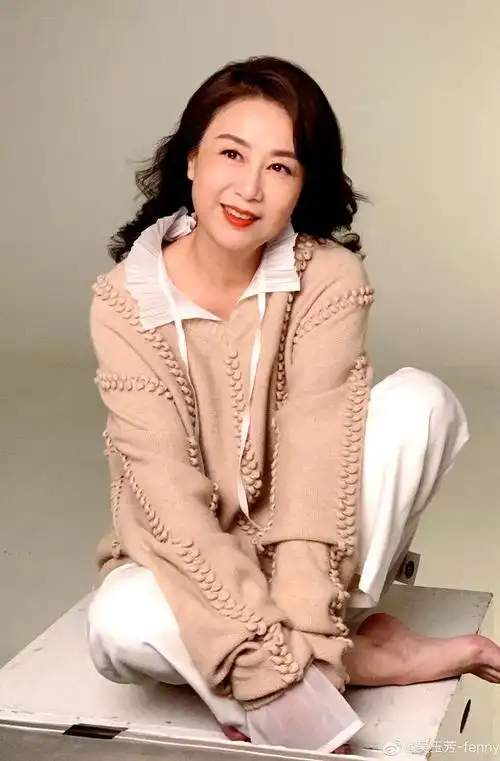 "巧珍"吴玉芳晒最新近照,虽已58岁,却依然典雅知性女人味十足