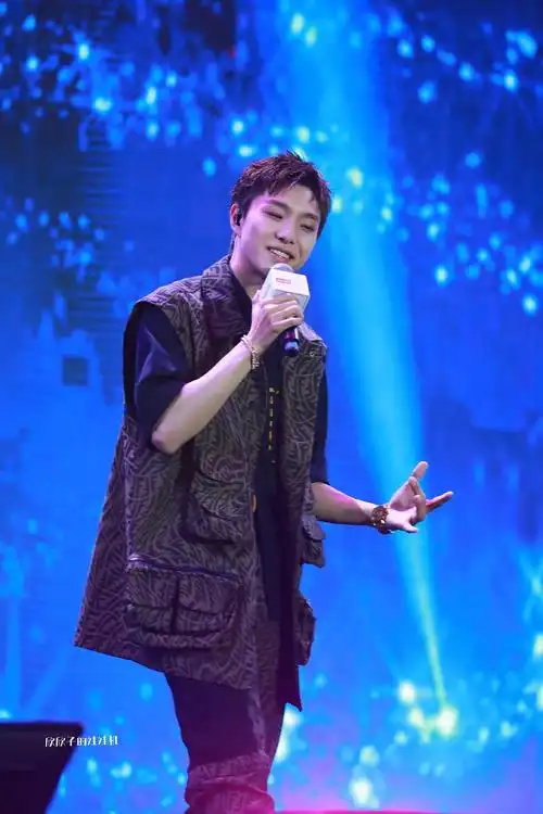 张欣尧舞台照更新舞台fo