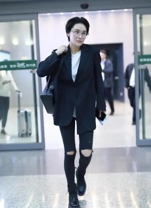 张馨予剪了短发穿起了西装比男的还帅方框眼镜酷感十足
