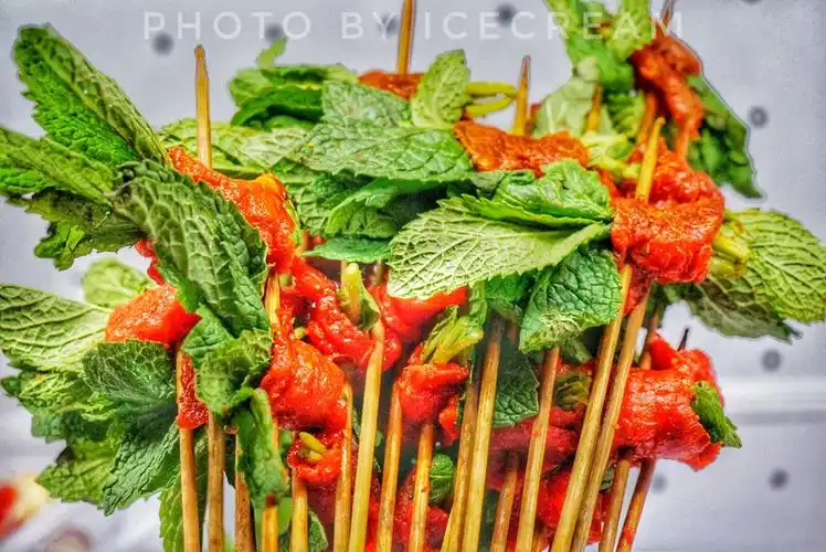 牛肉散发着淡淡的玫瑰香气 好吃好吃~ 每次吃串串都喜欢拿薄荷牛