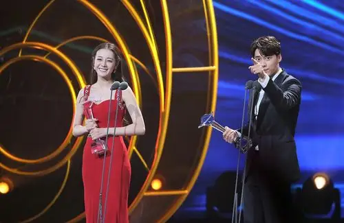 迪丽热巴李易峰获金鹰双杯难服众 遭网友群嘲