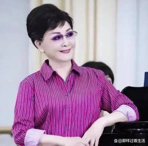 79岁李谷一终于认老摘掉假发满头银丝脸上皱纹纵横仍难掩骨子美