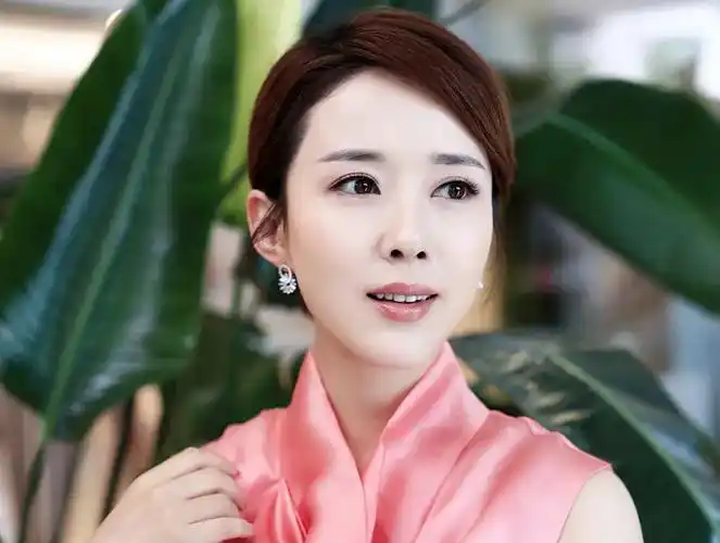 回顾演员颜丹晨我这辈子幸福的事情就是嫁给了小4岁的丈夫