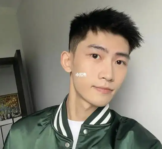 男生两边铲短发