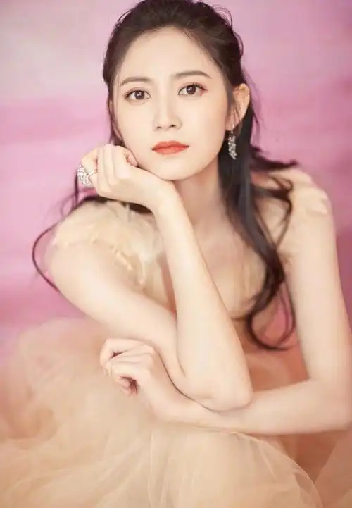 陈钰琪能有78斤穿超短裙踩运动鞋大腿和小腿都一样细了