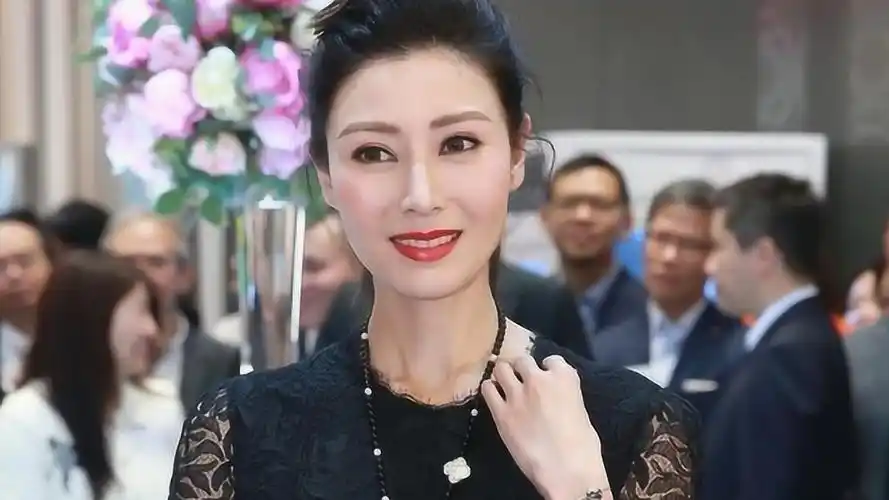 50岁李嘉欣怼脸拍也不怕,身材纤细宛若少女,岁月对她真温柔_高清1080p