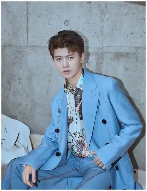 原创任嘉伦时装周看秀穿花衬衫秒变贵公子颜值高就是任性