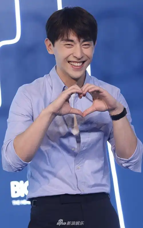 组图:邓伦穿衬衫长裤变校园学长 比心卖萌微笑满满治愈力