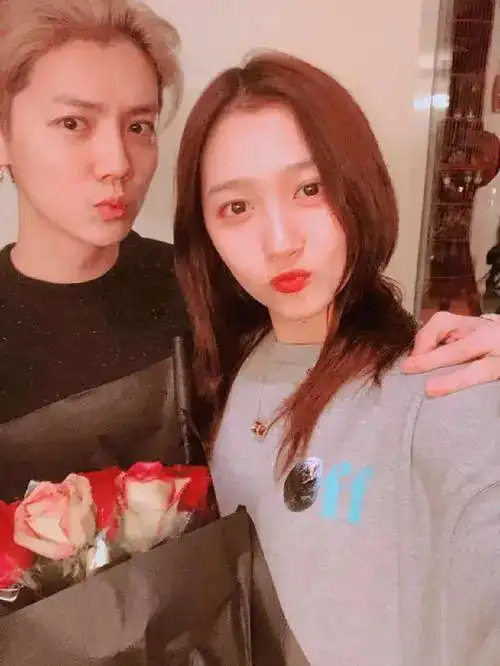 关晓彤和鹿晗好事将近大秀厨技做改良版螺蛳粉网友太羡慕