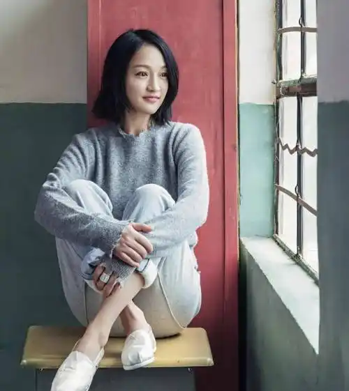 周迅46岁了,穿宝石蓝色的"小香风"套装亮相,依然精致优雅_气质_身材