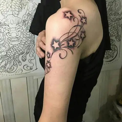 女生精致肩膀肩部手臂上一把帅气精致的枪纹身图案tag标签:手臂枪精致