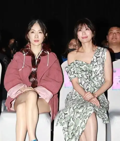 贾静雯年纪是大了点,但穿斜肩裙仍有少女身材,同框霍思燕不输 - 娱乐