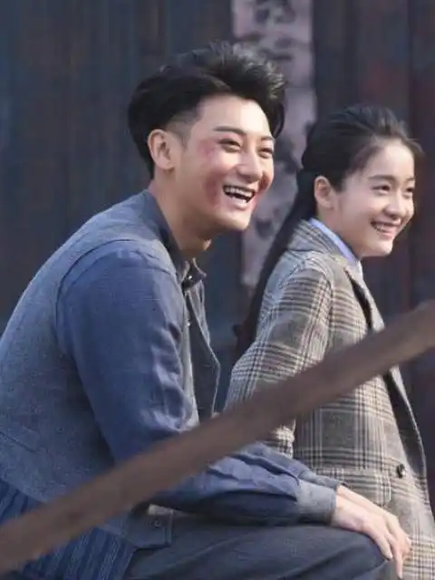 张雪迎跟谁合照都很文静唯独遇到他竟不由自主想要调皮