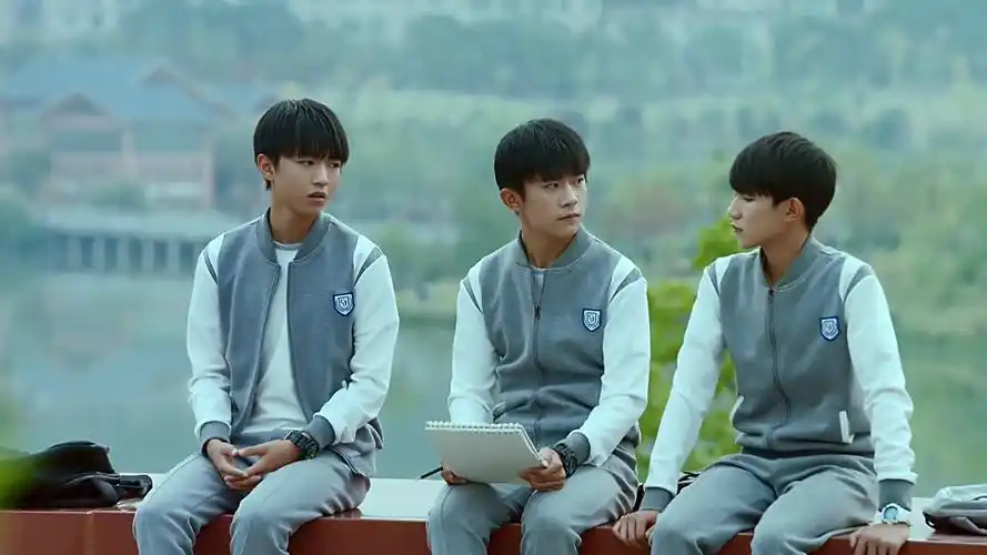 湖南卫视于2017年7月9日开播青春励志剧《我们的少年时代》,王俊凯