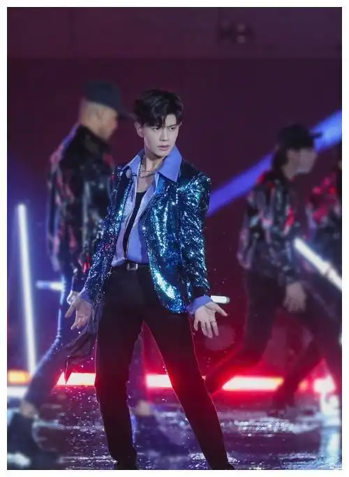 舞台上的任嘉伦同样值得我们期待,因为他也是一个专业的歌手和舞者!