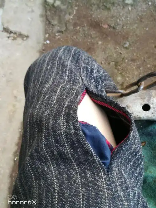 最近输的惨不忍睹,裤子烂了没钱补了