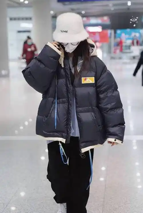 杨超越不要风度要温度,穿14750羽绒服走机场,果然颜值高任性_造型