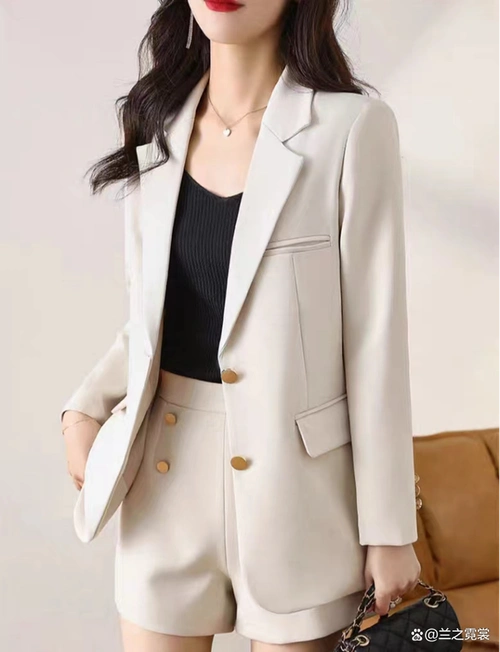 女款白西装外套怎么搭配裤子?看看模特的穿搭,显高显瘦时髦干练