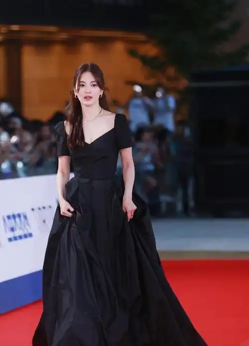 闪耀红毯!宋慧乔完美演绎时尚女王风范!
