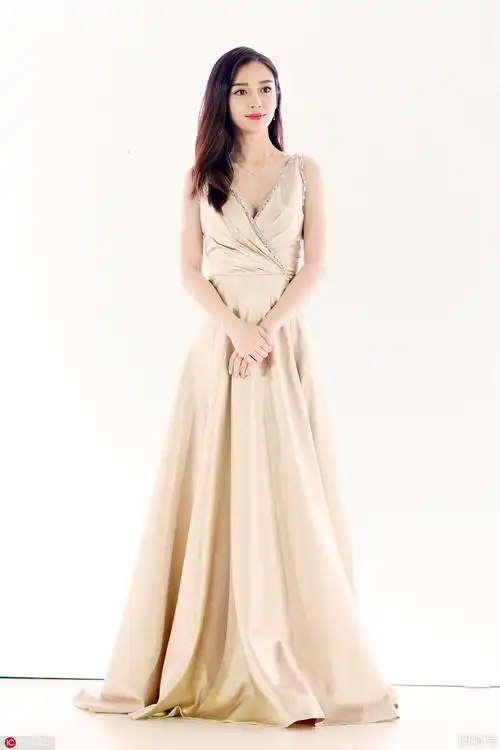 angelababy金色礼服闪闪会发光,唇色娇媚美若公主