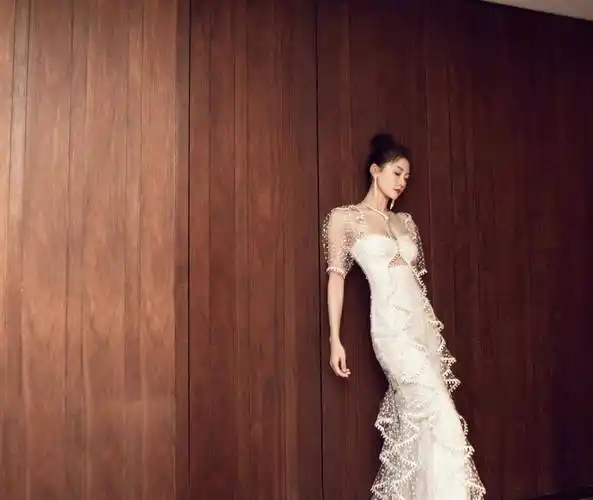 苗苗婚前造型真耐看,无袖长裙温婉知性,凹凸有致是女神无疑了_设计