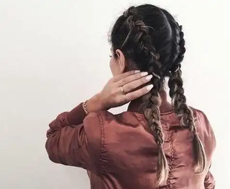 酷酷的英伦女孩都在做双麻花辫 精美长发辫子绝不会有损女生霸气