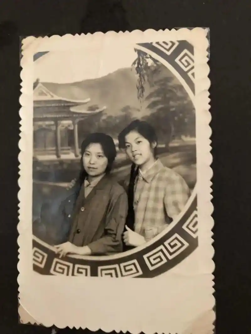 翻看一张张旧照片,心中感慨万千! - 抖音