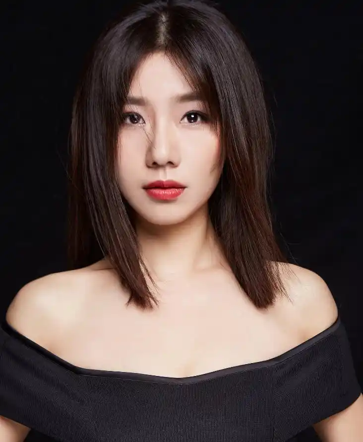 芦菲,1985年12月20日出生于湖北武汉,中国女演员,毕业于澳大利亚迪肯