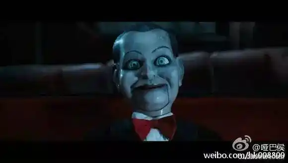 男主杰米在一个雨天收到了一个木偶,也就是比利娃娃.