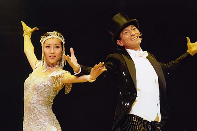 赖文慧:专为刘德华伴舞,41岁还未嫁人,甘愿只做舞台"天王嫂"插图1