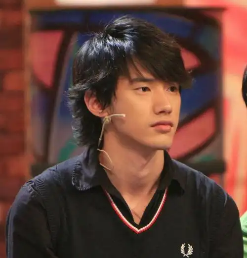 吴建飞蓄长发改变乖巧形象 转成熟国际路线(图)